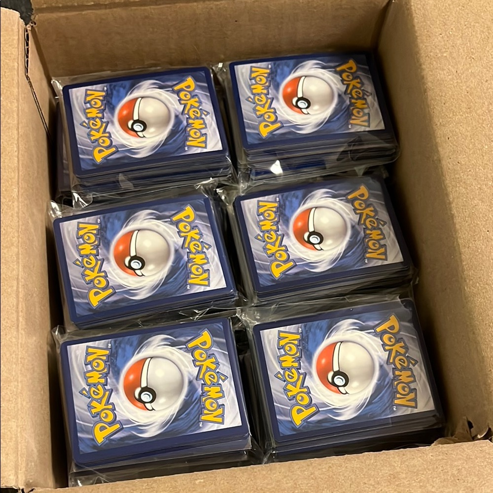 1000+ Pokemon Trading Card Lot - Picture 3 of 3